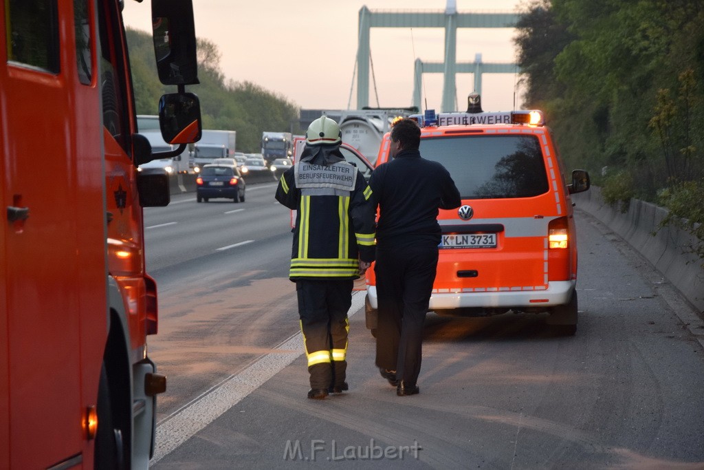 A 4 Rich Olpe vor Rodenkirchener Bruecke Heizoel LKW verliert Heizoel P23.JPG - Miklos Laubert